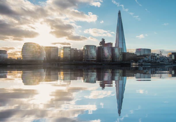 reflexión de pasillo de ciudad de londres y el fragmento - banco de imagen - city hall de londres fotografías e imágenes de stock