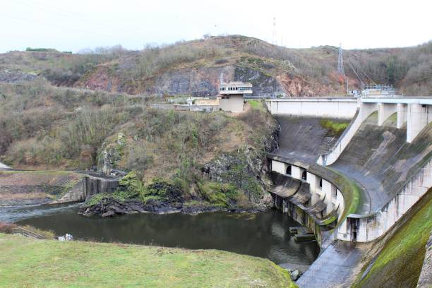 istock DAM AND LAKE VILLEREST - LOIRE 1086589904