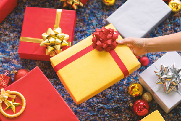 caja de regalo de año nuevo de lujo y regalo de la navidad en caja con cinta de proa en el fondo de navidad - 16022 fotografías e imágenes de stock