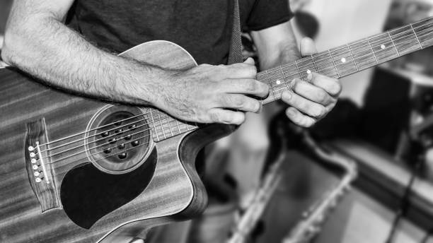der gitarrist spielt ein gitarrensolo im studio - gitarrensolo stock-fotos und bilder