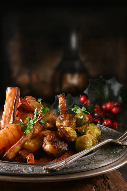 verglast, geröstetem wurzelgemüse - parsnip vegetable winter food stock-fotos und bilder