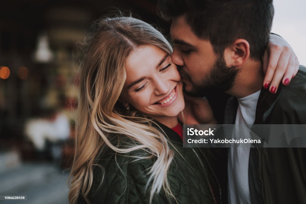 Beau jeune couple exprimer leurs sentiments sur la rue - Photo de Tous types de couple libre de droits