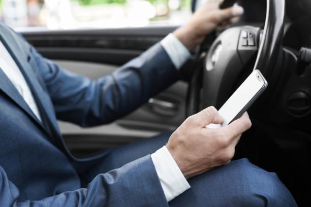 uomo d'affari ignora la sicurezza, sms su smartphone e auto alla guida - driving mobile phone car talking foto e immagini stock