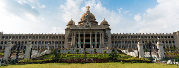 vidhana soudha - bangalore india parliament building vidhana soudha imagens e fotografias de stock