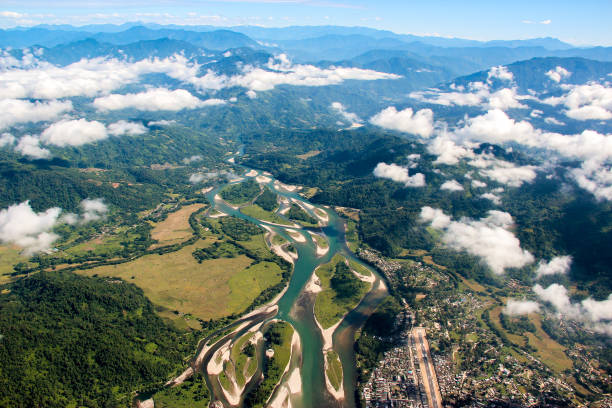 rio poderoso - himalayas mountain aerial view mountain peak - fotografias e filmes do acervo