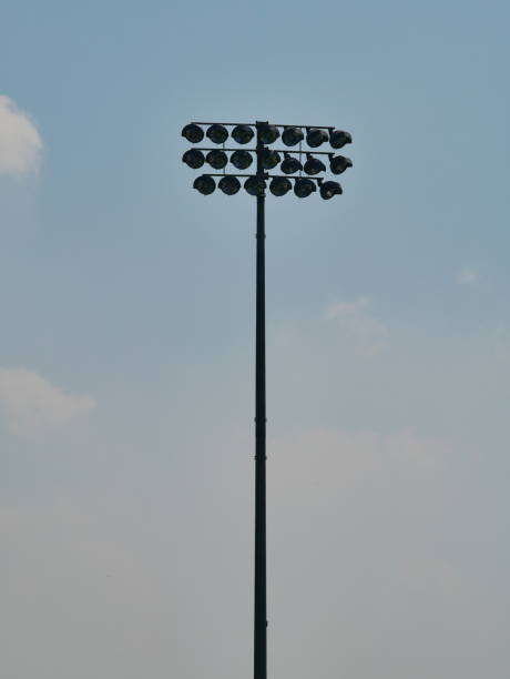 torre de sportlights com fundo - floodlight blue sky day - fotografias e filmes do acervo