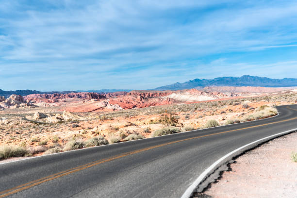 desert road durch das valley of fire, nevada state park - majestic awe canyon national park stock-fotos und bilder