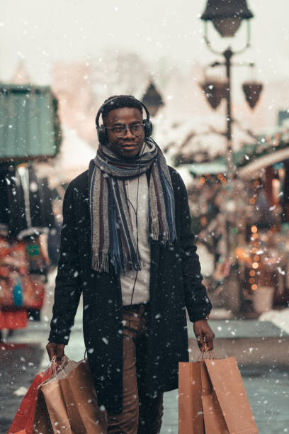 クリスマスの買い物 - 買い物アフリカ シングルマン - snow glasses ストックフォトと画像