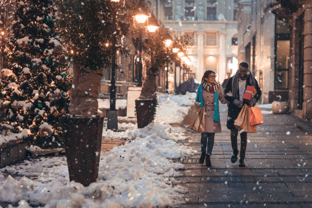 achats de noël - city street street shopping retail photos et images de collection