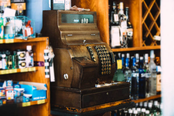 店でアンティークの金銭登録機 - cash register old fashioned antique shopping ストックフォトと画像