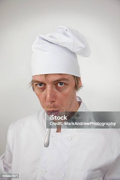 Crazy Chefkoch Mit Spoon In Mouth Stockfoto und mehr Bilder von Arbeit und Beschäftigung - Arbeit und Beschäftigung, Berufliche Beschäftigung, Bizarr