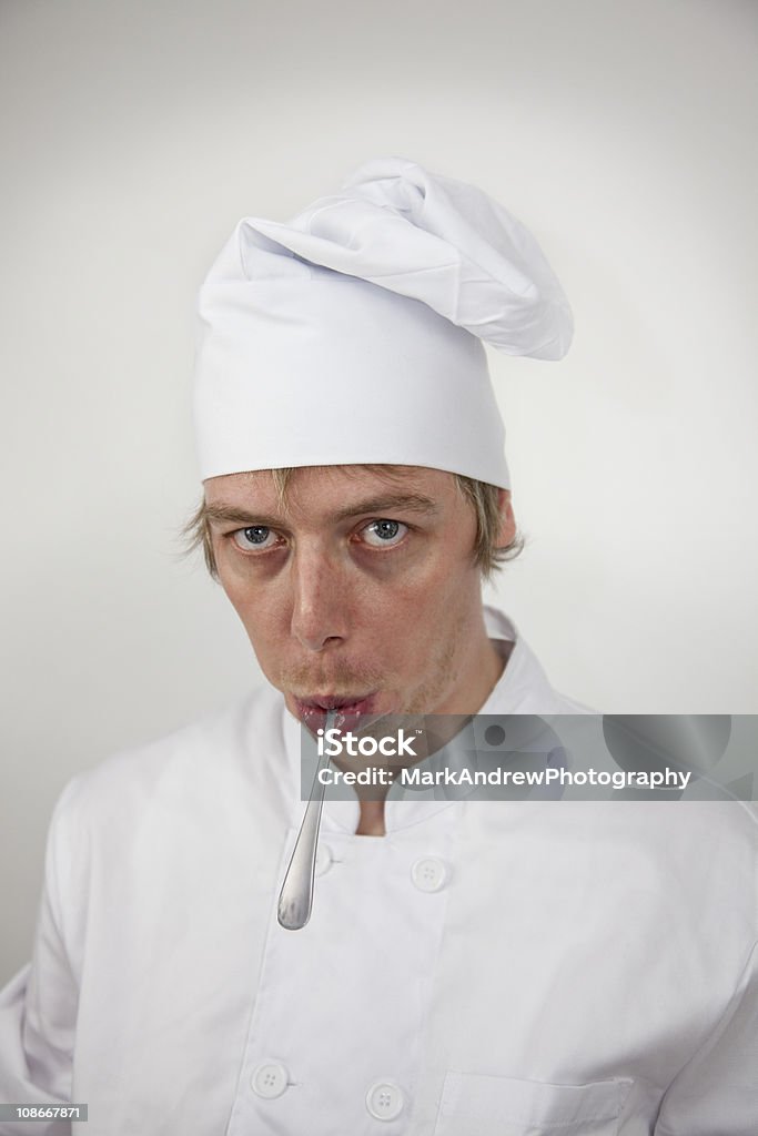 Crazy Chef avec cuillère dans la bouche - Photo de Adulte libre de droits