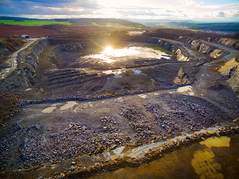 Vista aérea de abierto mina había fundido al atardecer.  Industria pesada desde arriba. Paisaje industrial en Europa Central. photo