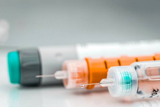 agulha de injeção de insulina ou caneta para uso por diabéticos - insulina - fotografias e filmes do acervo