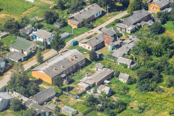 vue aérienne d’une banlieue typique en biélorussie - satellite view aerial view cityscape suburb photos et images de collection