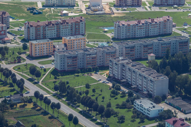 vue aérienne d’une banlieue typique en biélorussie - satellite view aerial view cityscape suburb photos et images de collection