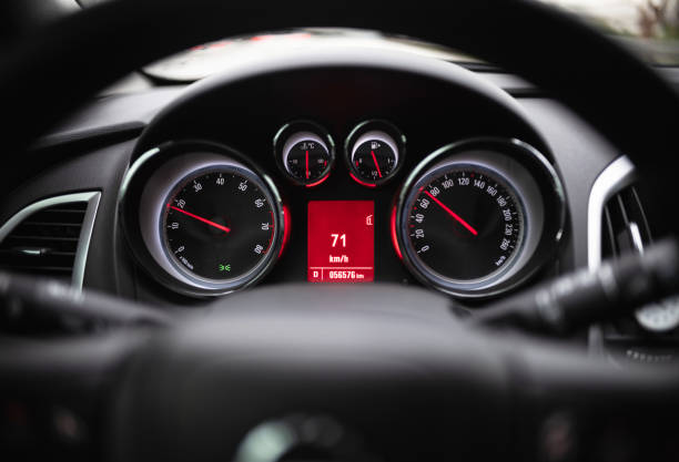 auto dashboard - motor vehicle car speedometer macro stock-fotos und bilder