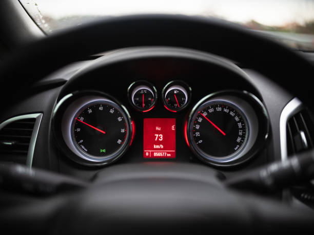 auto dashboard - motor vehicle car speedometer macro stock-fotos und bilder