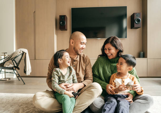 riendo como somos familia feliz y su divertido el domingo - seguro del hogar fotografías e imágenes de stock