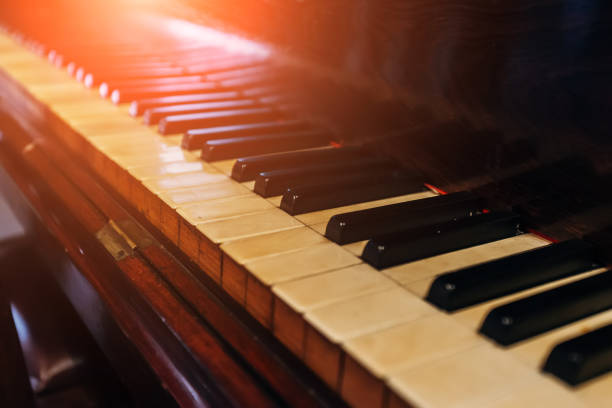 古いピアノの鍵盤。クローズ アップ ビュー - piano piano key orchestra close up ストックフォトと画像