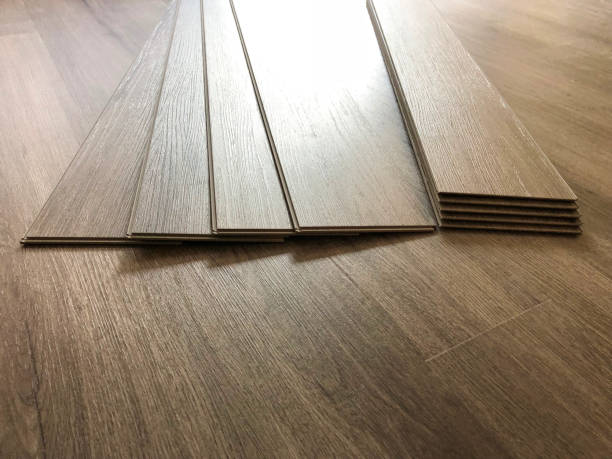 pavimento moderno in materiale vinile - hardwood floor installing floor wood foto e immagini stock