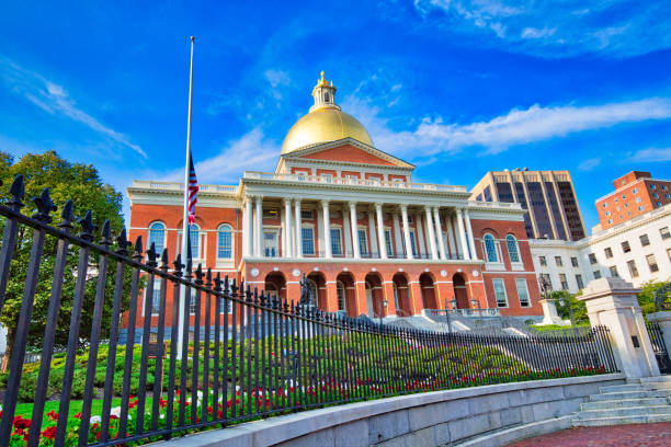 massachusetts state house in boston downtown, beacon hill - natural land state imagens e fotografias de stock