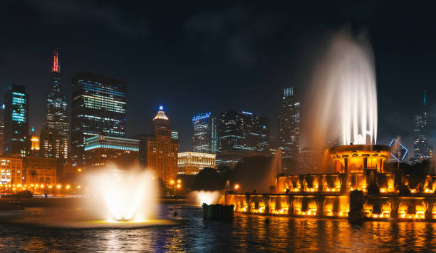 istock Fountain against the downtown Chicago skyline 1086743022