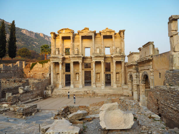 luoghi pubblici una biblioteca efeso patrimonio dell'umanità nella storica città della turchia. - celsius library foto e immagini stock