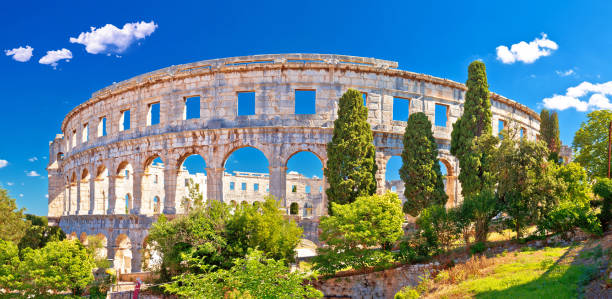 arena pula historische römische amphitheater panoramc grüne landschaftsansicht, region istrien kroatien - amphitheater pula stock-fotos und bilder