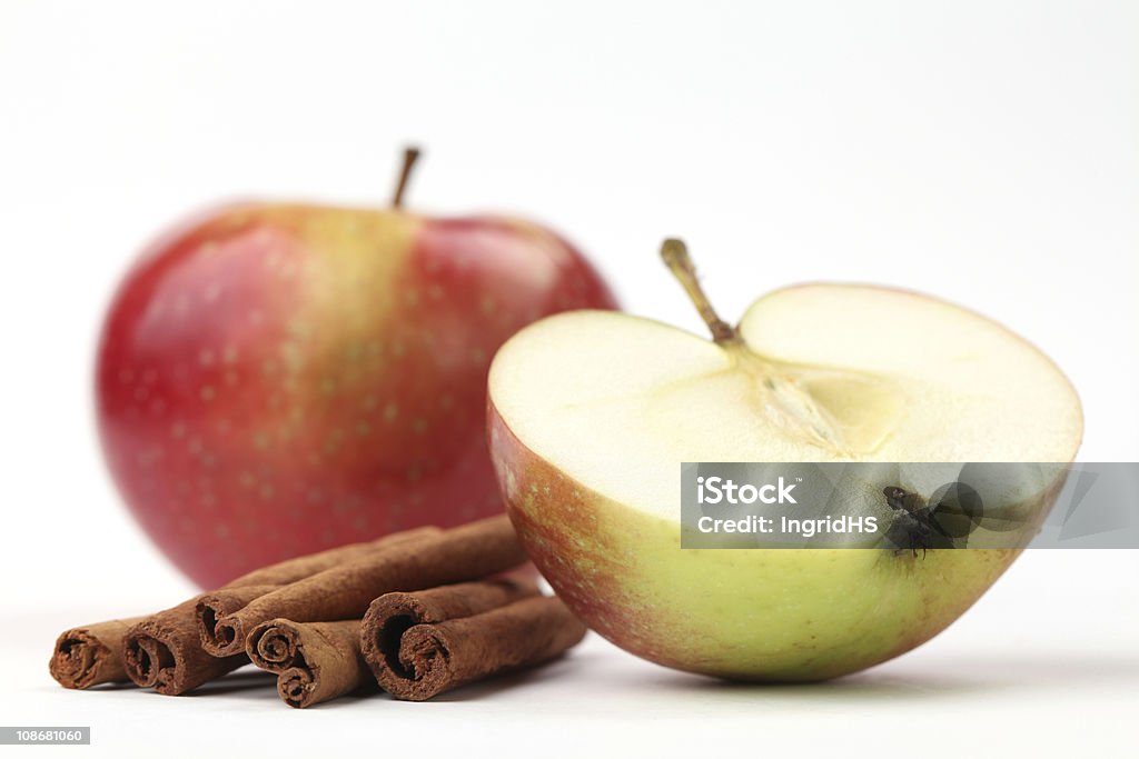 Pommes et à la cannelle - Photo de Fond blanc libre de droits