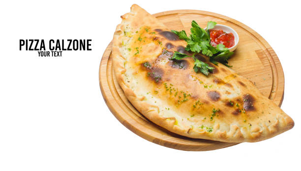 흰색 배경에 고립 된 둥근 나무 보드 calzone 피자. 공간 복사 - pizza pastry crust stuffed cheese 뉴스 사진 이미지
