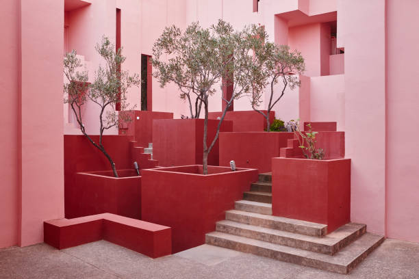 geometrische gebäudeentwurf. die rote wand, la manzanera. calpe - pink buildings stock-fotos und bilder