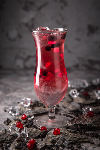 Alcoholic or non-alcoholic berry cocktail with currants with the addition of liquor, champagne or martini. Cool drink. Easy Bartenders Recipes and Ideas
