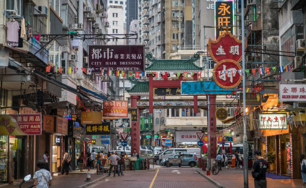 занят улица в гонконге - hong kong billboard asia china стоковые фото и изображения