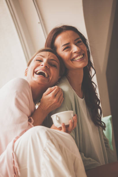 femmes s’amuser de temps à la maison - friendship coffee home interior women photos et images de collection