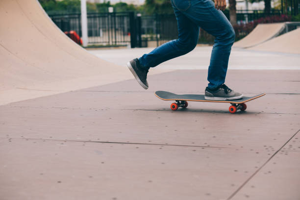 スケートパークでは、ランプの上でスケート スケーター足 - skateboard park skateboarding practicing stunt ストックフォトと画像