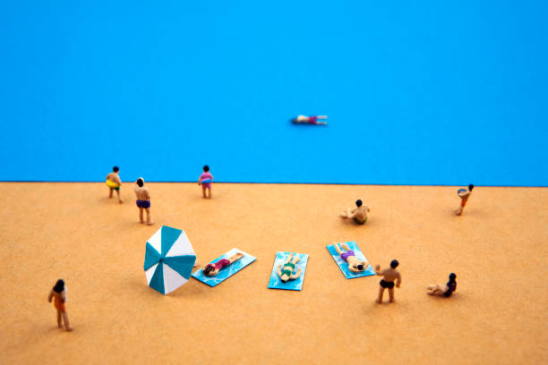 miniatur-menschen im sommerstrand - mini figures stock-fotos und bilder