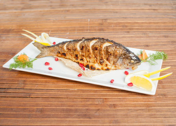 접시에 구운된 생선 - trout prepared fish whole grilled 뉴스 사진 이미지