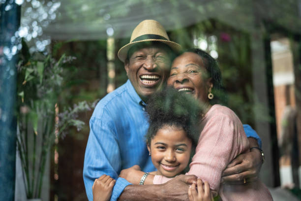 avós e neta retrato juntos - family retirement smiling multi generation family - fotografias e filmes do acervo