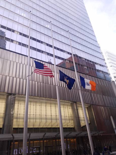 뉴욕, 뉴욕 / 미국-12 월 3 2018: 미국 대통령 조지 h. w. 부시에서 & 세계 무역 센터 뉴욕 맨하탄에 대 한 추모에 절반 돛대에 깃발 - george w bush 뉴스 사진 이미지