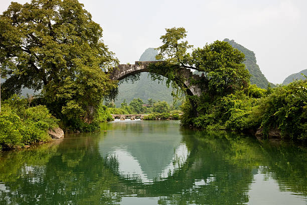 antico ponte di guilin - bridge beauty in nature travel destinations yangshuo foto e immagini stock
