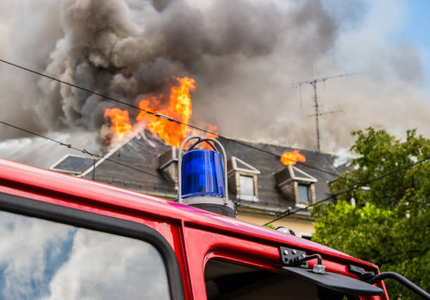 dispiegamento vigili del fuoco incendio casa - weir foto e immagini stock