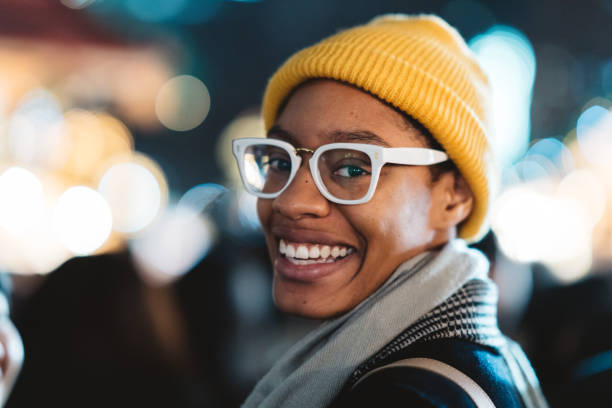 カメラを見ながら若いアフリカ系アメリカ人女性の肖像画 - elegance yellow glasses eyewear ストックフォトと画像