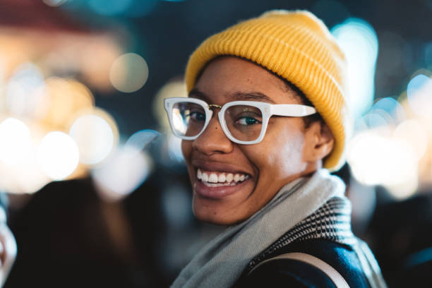 retrato de jovem africano-americano, enquanto olha para a câmera - elegance yellow glasses eyewear - fotografias e filmes do acervo