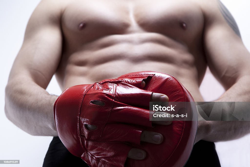 Красивый человек в тренажерный зал с Боксёрская перчатка - Стоковые фото Анаэробное упражнение роялти-фри