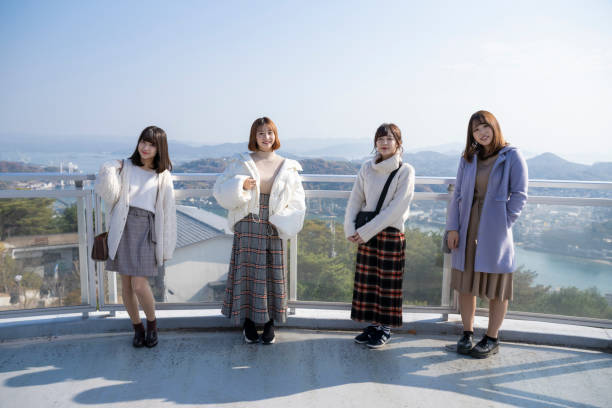istock Women taking commemorative photos while traveling 1086916896