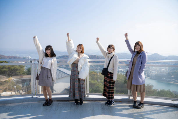 istock Women taking commemorative photos while traveling 1086916898