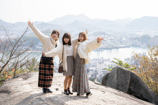 istock Girls taking a commemorative photo 1086916916