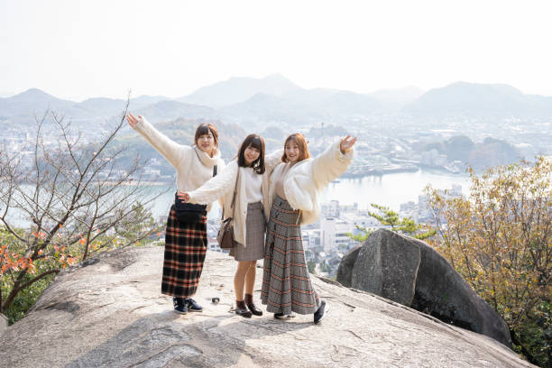 istock Girls taking a commemorative photo 1086916926
