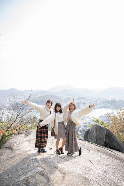 istock Girls taking a commemorative photo 1086916938